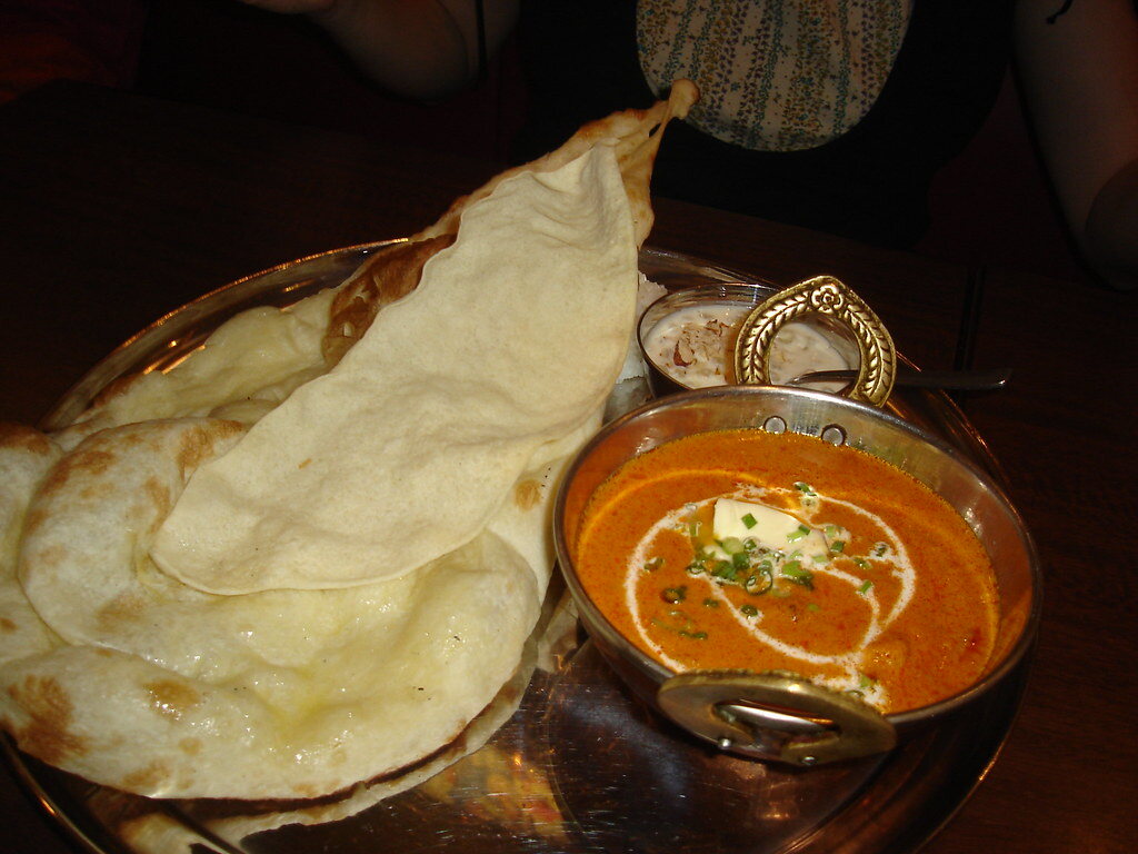 器に入ったバターチキンカレーと大きなナン